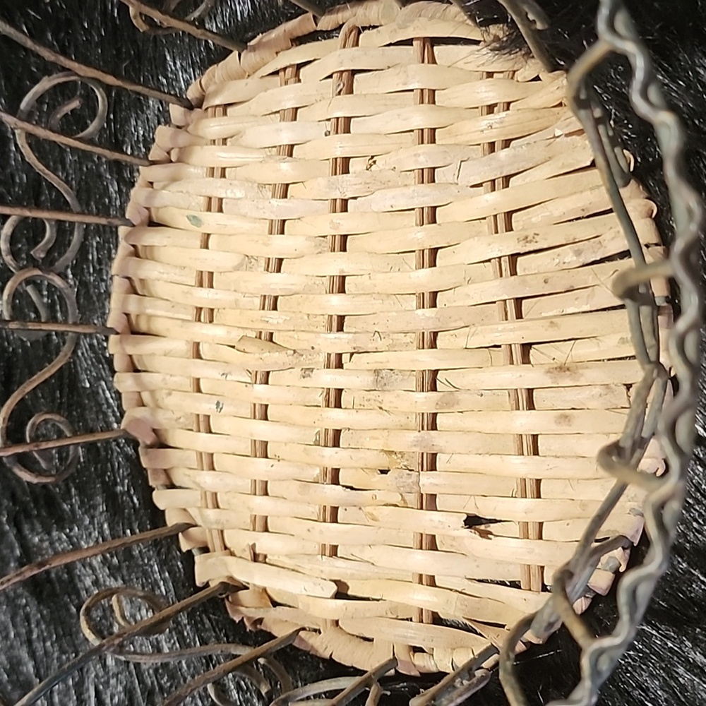 Elegant Woven Basket with Metal Accents. Vintage. - Picture 4 of 6